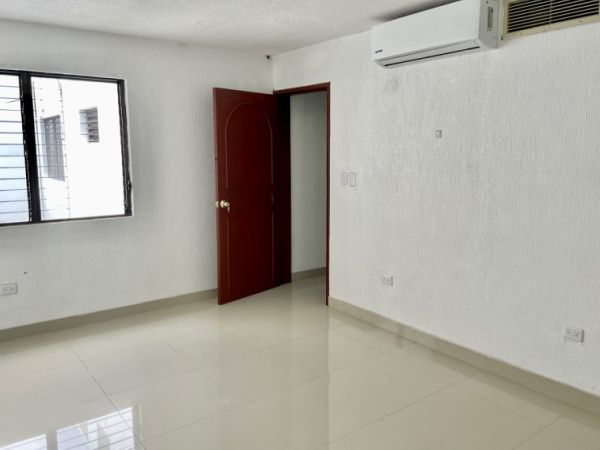 Edificio en renta sobre Avenida Perez Ponce, privado