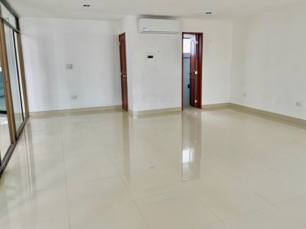Edificio en renta sobre Avenida Perez Ponce, privado