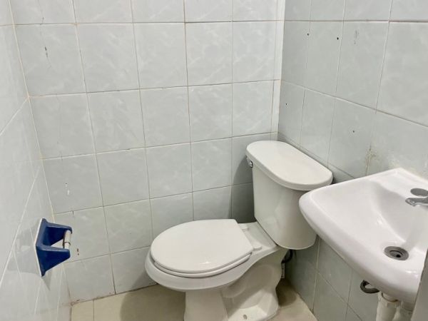  Edificio en renta sobre Avenida Perez Ponce, sanitarios