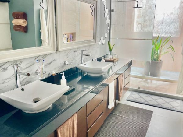 Residencia en Privada Parque central en renta, sanitario  cuatro