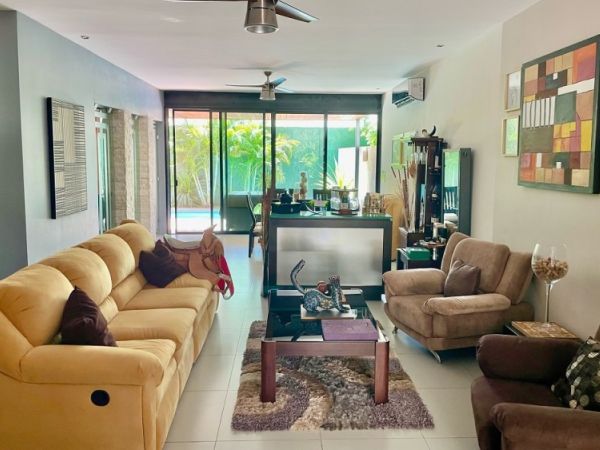 Residencia en Privada Parque central en renta, sala 