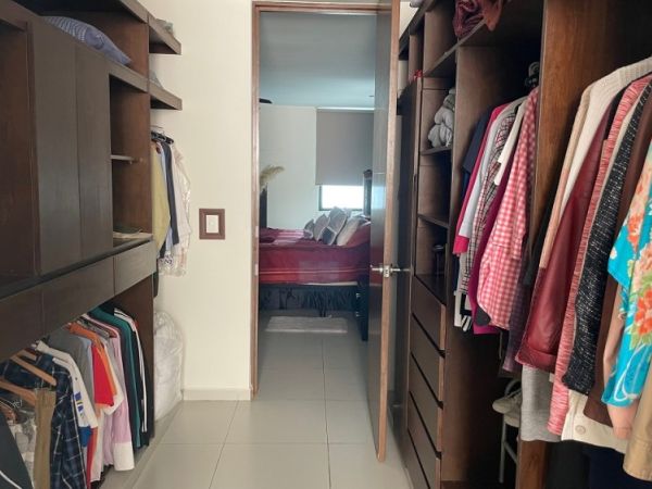  Residencia en Privada Parque central en renta, vestidor