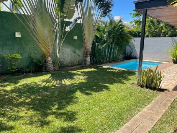 Residencia en Privada Parque central en renta,jardin piscina 