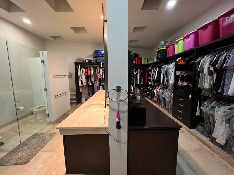  residence for sale in north sodzil walk-in closet
