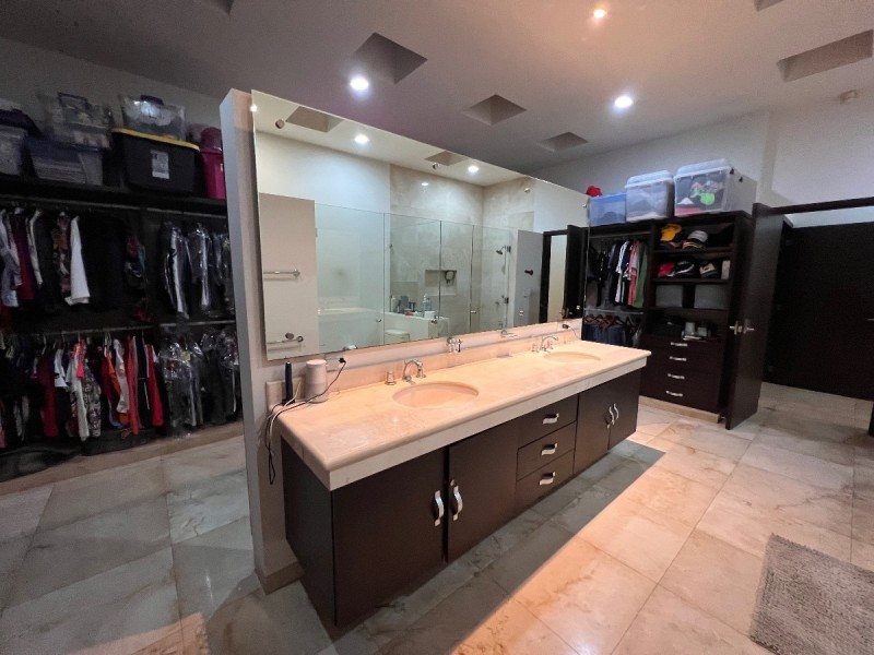 Residence for sale in sodzil norte walk-in closet and bathroom