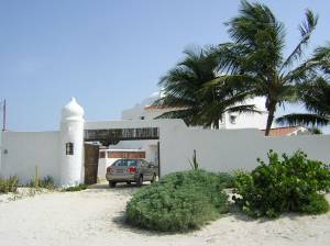 Furnished beach house at San Benito. Garaje