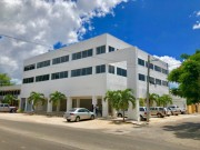 Edificio de oficinas cerca de la calle 60 Norte. Esquina